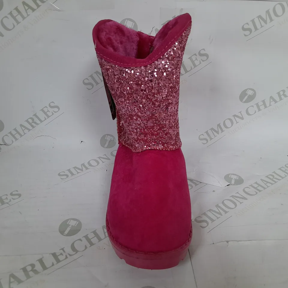 24 PAIRS OF LAMBADA 323 BOOTS IN FUSCHIA IN ASSORTED SIZES