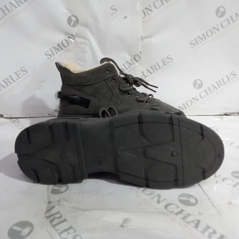 SAKTEOABRD C.1975 GREY WALKING BOOT SIZE 41