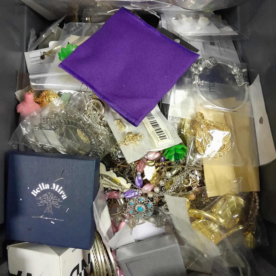 APPROXIMATELY 40 ASSORTED JEWELLERY PRODUCTS TO INCLUDE NECKLACES, BRACELETS, WATCHES ETC 