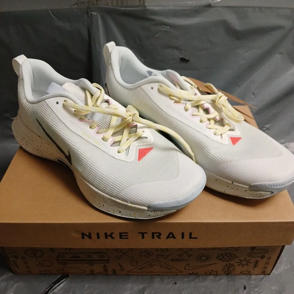 BOXED PAIR OF NIKE JUNIPER TRAIL 3 TRAINERS - 7.5