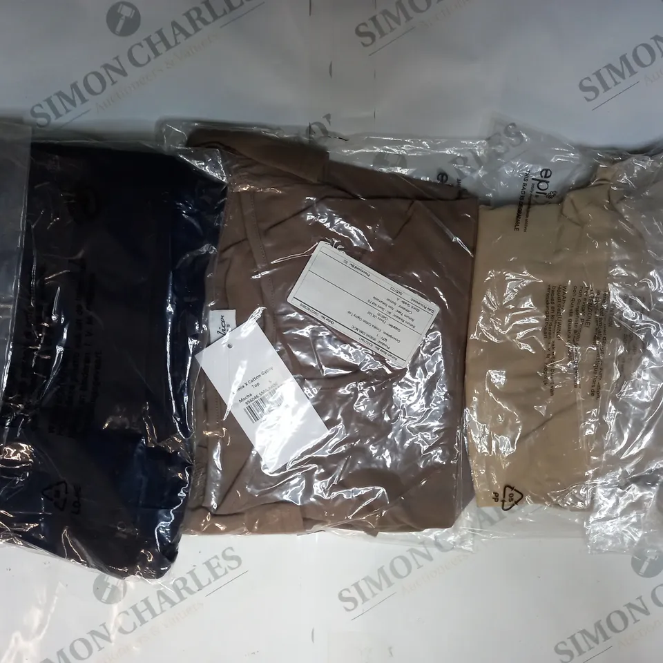 APPROXIMATELY 5 ASSORTED CLOTHING ITEMS IN VARIOUS STYLES AND SIZES