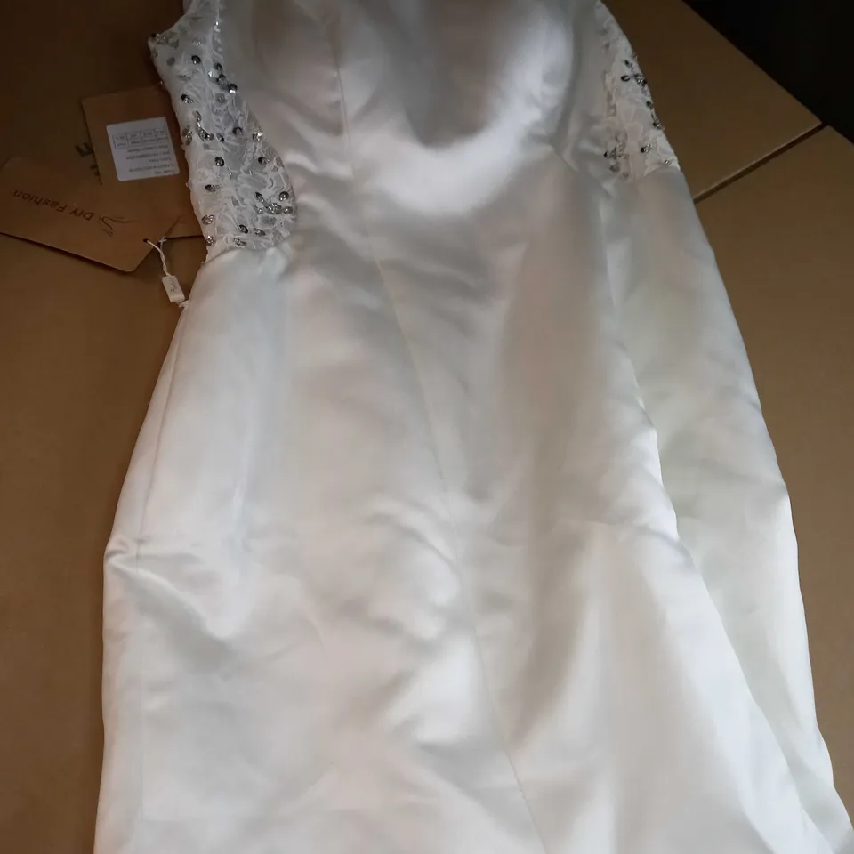 DESIGNER IVORY/LACE SEQUIN DETTAILED FITTED WEDDING GOWN 