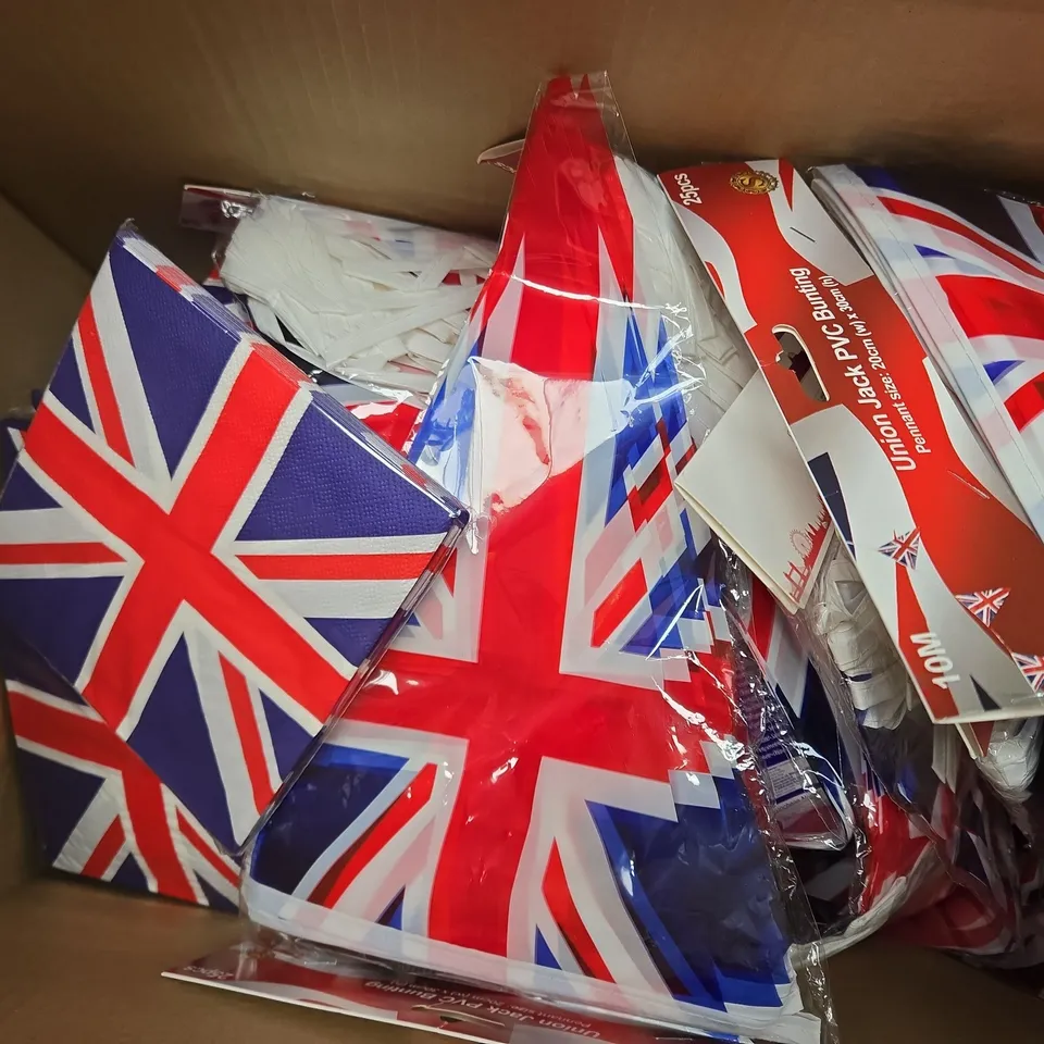 APPROXIMATELY 50 PACKS OF UNION JACK PRINT NAPKINS AND PVC BUNTING