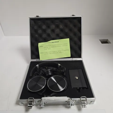 OVER-EAR HEADPHONES IN ALUMINIUM HARD CASE WITH CABLE AND ACCESSORY – PORTABLE AUDIO