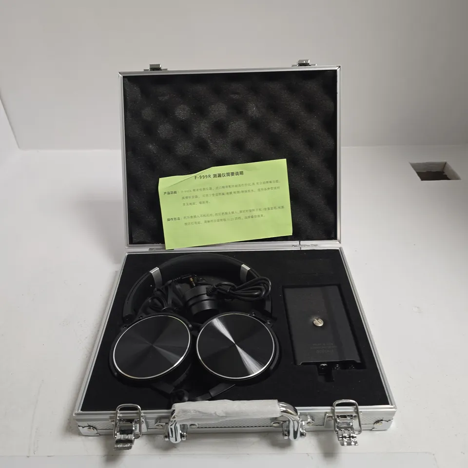 OVER-EAR HEADPHONES IN ALUMINIUM HARD CASE WITH CABLE AND ACCESSORY – PORTABLE AUDIO