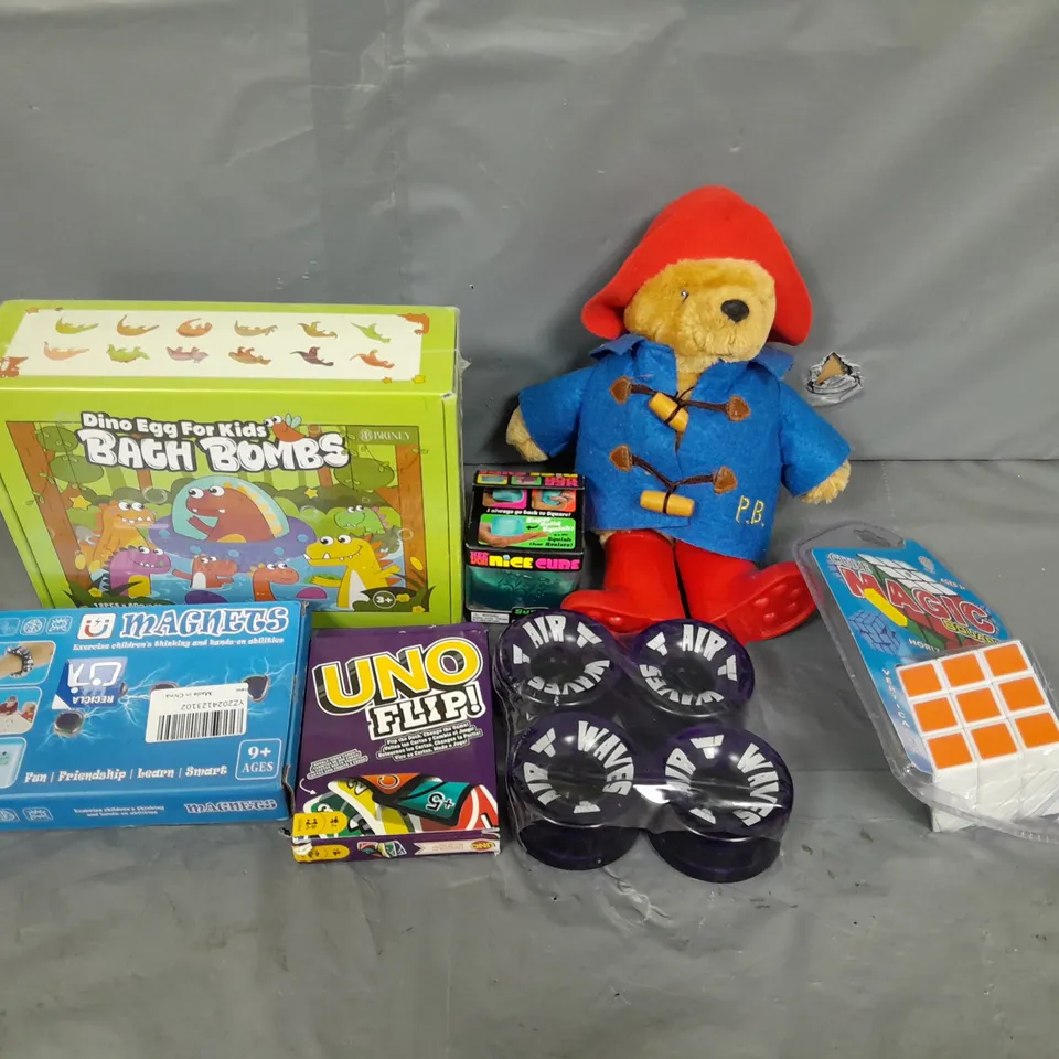 LARGE BOX OF APROXIMATELY 20 ASSORTED TOYS AND GAMES TO INCLUDE TEDDIES, MAGNETS AND UNO