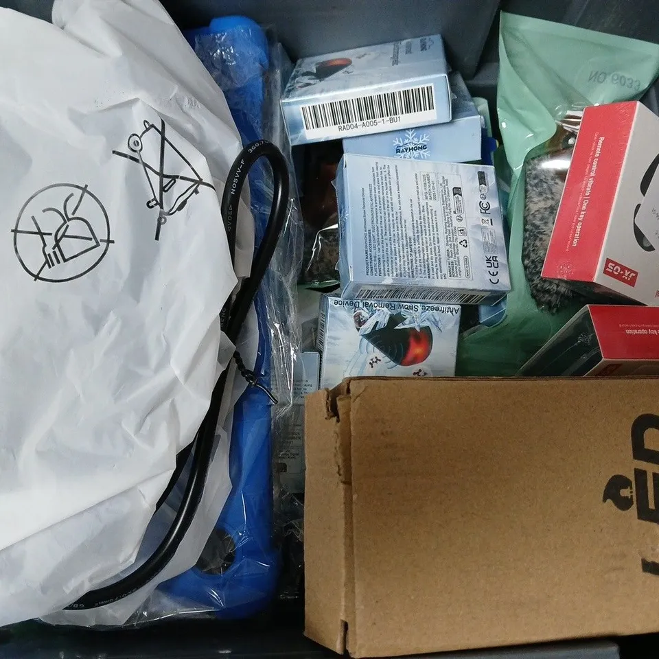 APPROXIMATELY 15 ASSORTED HOUSEHOLD ITEMS TO INCLUDE WIFI CAMERA, SMART SENSOR LAMP, MOBILE REMOTE CONTROL, ETC