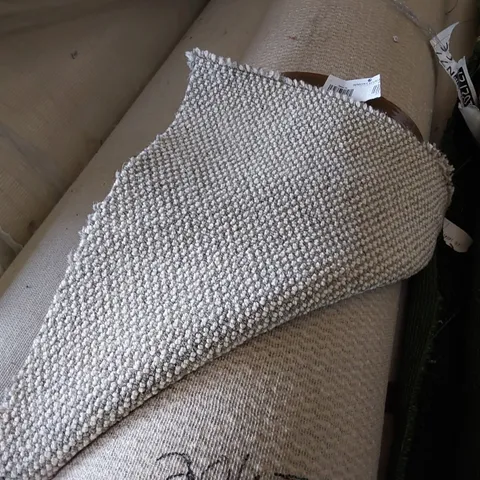 ROLL OF QUALITY LAKELAND SLIVER HOW CARPET// SIZE: 4 X 6.7M