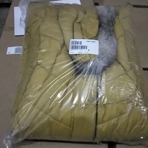 PALLET OF ASSORTED ITEMS INCLUDING BOXES OF K BY KELLY HOPPEN MARBLE BEAUTY MIRROR, EASILOCKS SET OF SCRUNCHIES - FUDGE BROWNIE, JOULES CHERINGTON PADDED FAUX FUR TRIM HOODED COAT CARAMEL SIZE 24