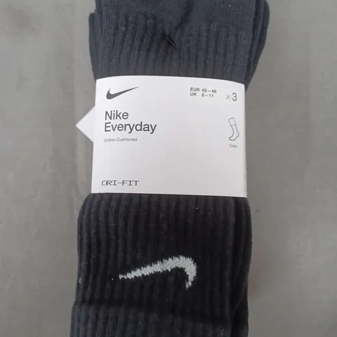 NIKE EVERYDAY COTTON CUSHIONED CREW FIT SOCKS IN BLACK - UK 8-11