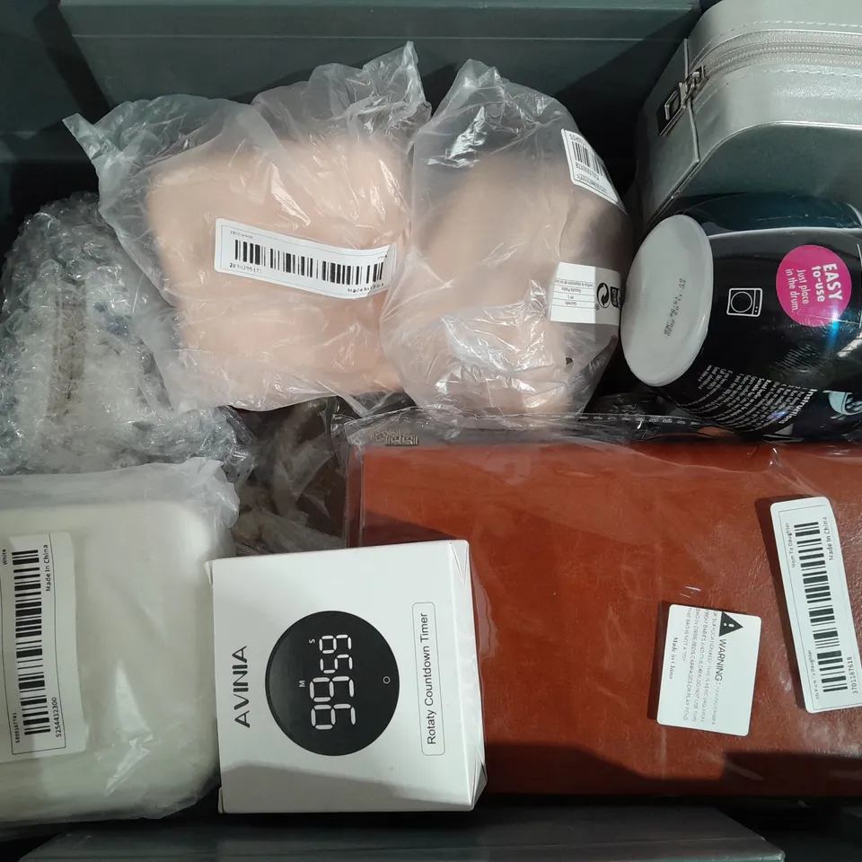 BOX OF APPROX 10 ASSORTED ITEMS TO INCLUDE - ZIFFS HOME DIFFUSER STICKS - AVINIA COUNTDOWN TIMER - DYLON JEANS BLUE ECT