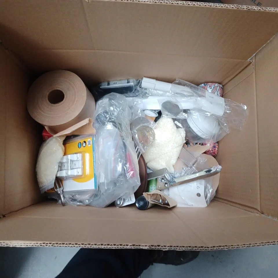 LARGE QUANTITY OF ASSORTED HOUSEHOLD PRODUCTS AND ACCESSORIES TO INCLUDE; TIMCO SCREWS, ELEPHANT BOX, PIPING BAGS AND CHAIN