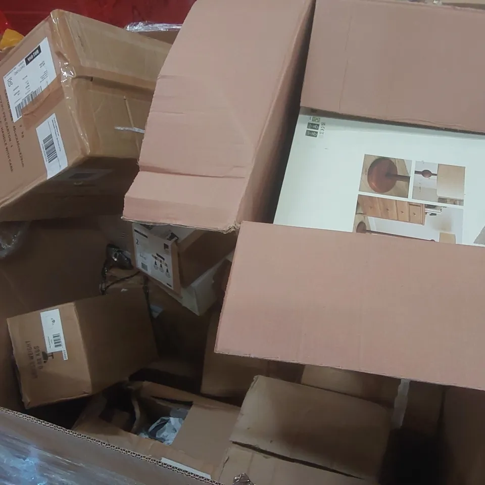 PALLET CONTAINING A VERY LARGE QUANTITY OF ASSORTED DESIGNER LIGHTING PRODUCTS TO INCLUDE: TABLE LAMP CEILING LIGHTS, FLOOR LAMP ECT