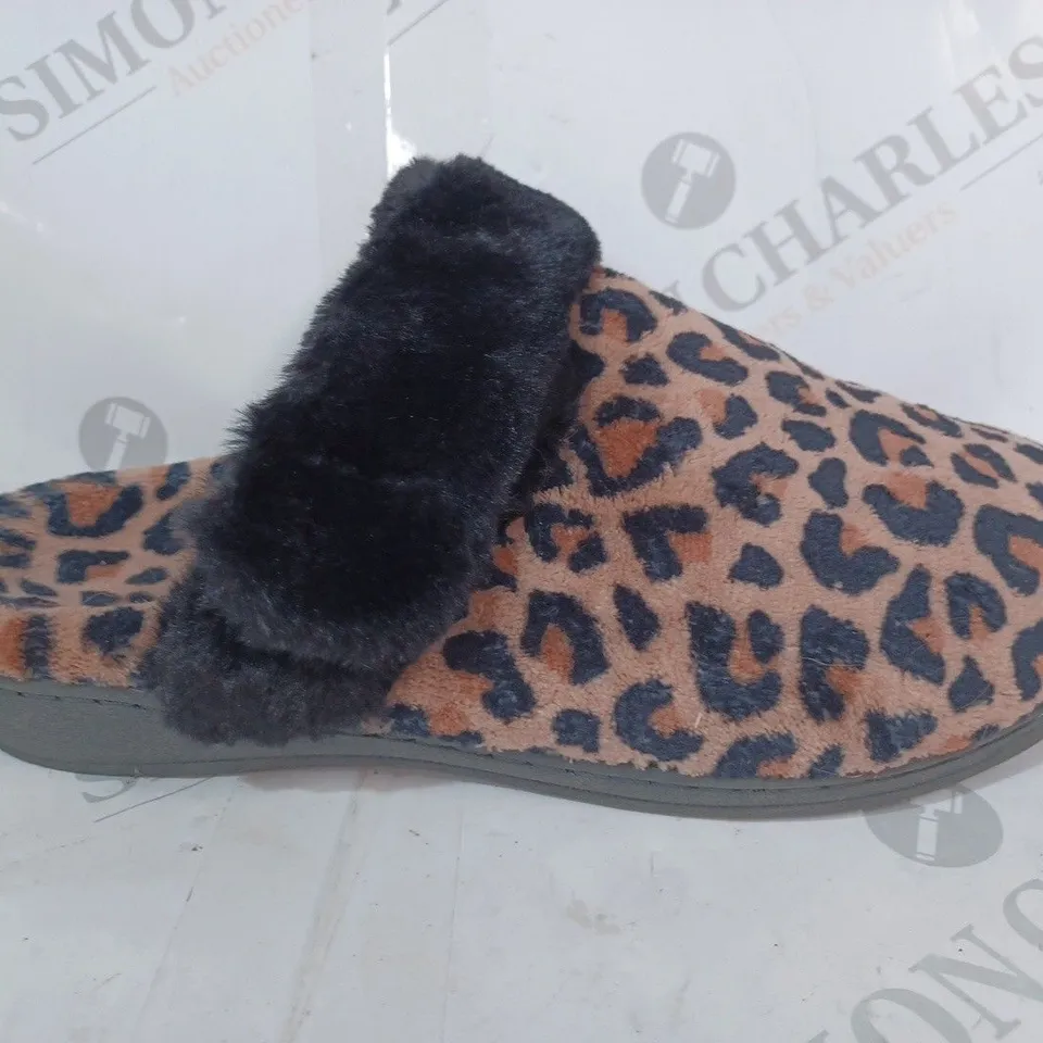 BOXED PAIR OF VIONIC MARIEL SLIPPERS IN LEOPARD PRINT SIZE 6