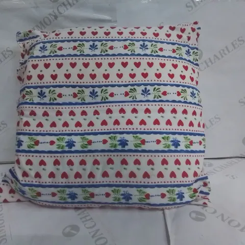 BOX CONTAINING APPROXIMATELY 10 TWENTS BONT 40X40CM CUSHIONS