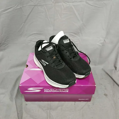 BOXED PAIR OF SKECHERS GO RUN CONSISTENT 2.0 LACE UP TRAINER IN BLACK SIZE 5