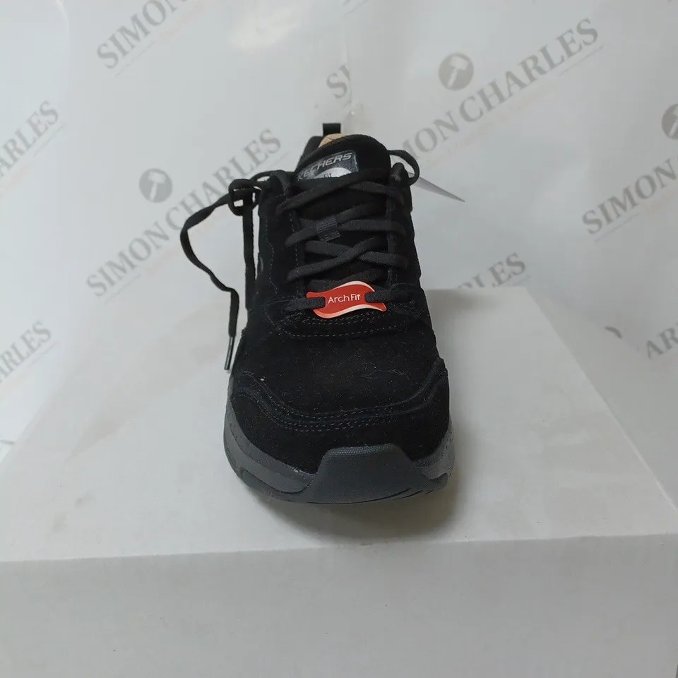 SKECHERS ARCH FIT TRAINER BLACK SIZE 6