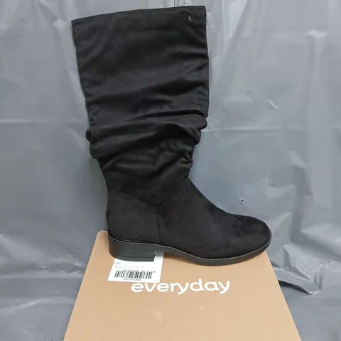 EVERYDAY COMFORT SLOUCH KNEE BOOT WITH WIDER FITTING CALF - BLACK - SIZE 6