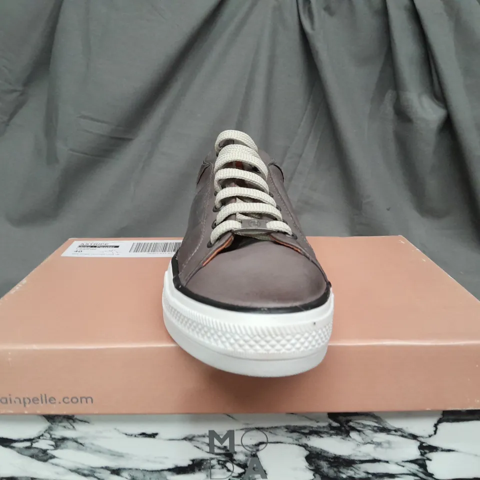 BOXED PAIR OF MODA IN PELLE ASTRIPE GREY LEATHER TRAINERS - SIZE 7