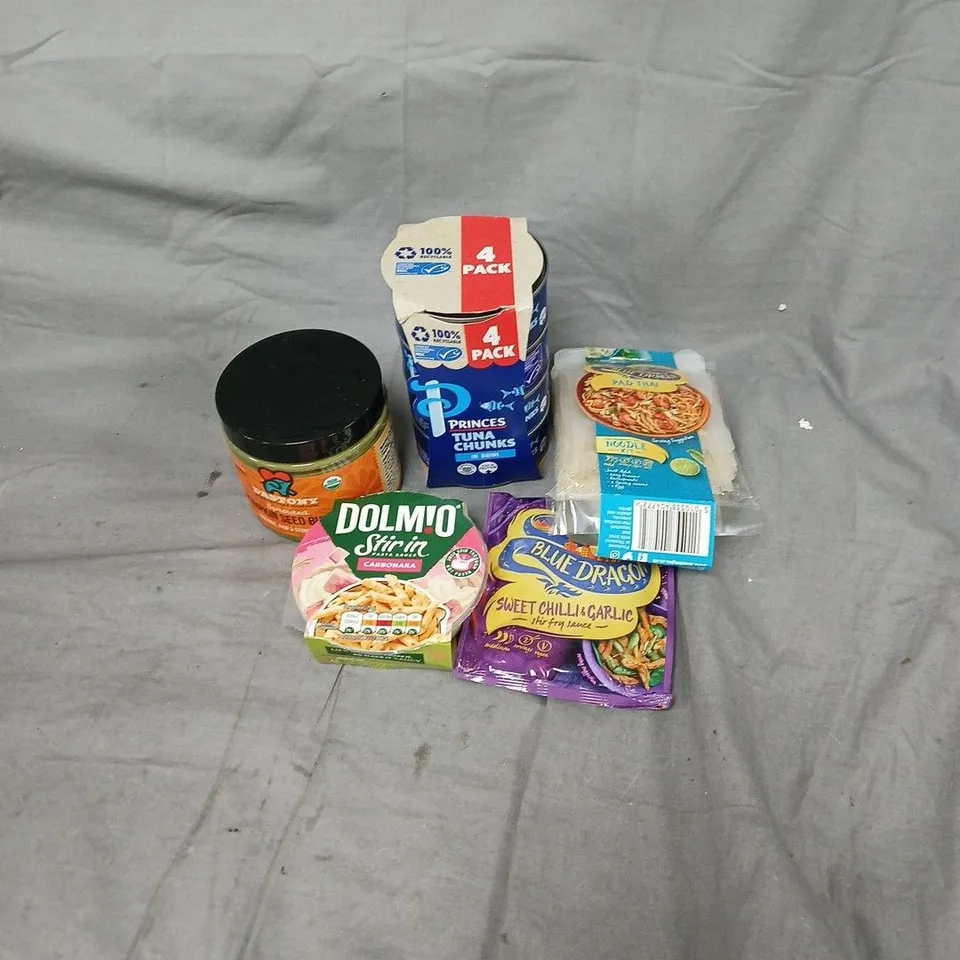 APROXIMATELY 15 ITEMS OF FOOD AND DRINK INCLUDING PRINCES TUNA CHUNKS, DOLMIO STIR IN, DASTONY PUMPKIN SEED BUTTER AND BLUE DRAGON SWEET CHILI GARLIC