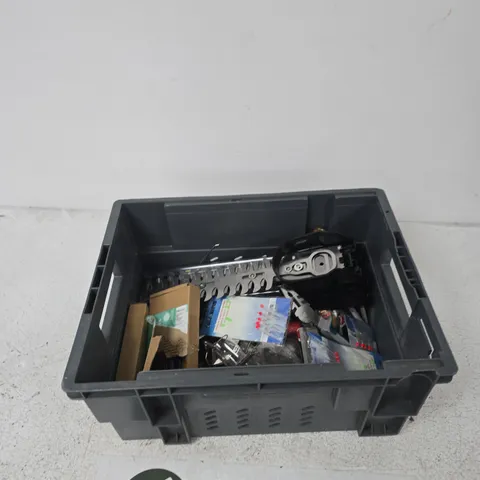 TOTE OF APPROXIMATELY 14 ASSORTED ITEMS TO INCLUDE: STANLEY UTILITY BLADE