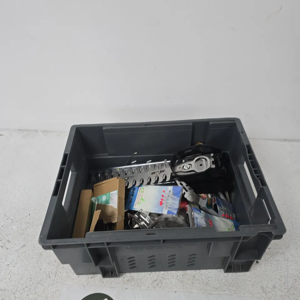 TOTE OF APPROXIMATELY 14 ASSORTED ITEMS TO INCLUDE: STANLEY UTILITY BLADE