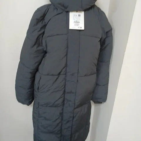 MEDIUM PULL AND BEAR WINTER COAT 