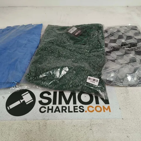 APPROXIMATELY 50 ASSORTED WOMENS CLOTHING ITEMS IN VARIOUS SIZES & STYLES