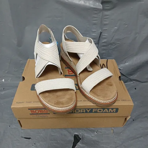 BOXED PAIR OF SKECHERS UPTOWN SANDALS IN OFF WHITE SIZE 6