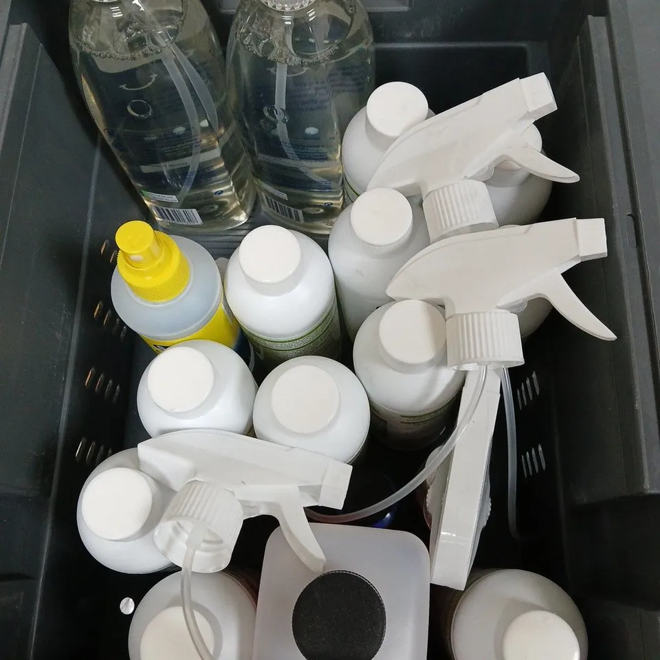 APPROXIMATELY 10 HOUSEHOLD ITEMS TO INCLUDE METHOD ANTI-BAC BATHROOM CLEANER, BUGALUGS CAT COLOGNE, CIF LIMESCALE REMOVER, ETC - COLLECTION ONLY