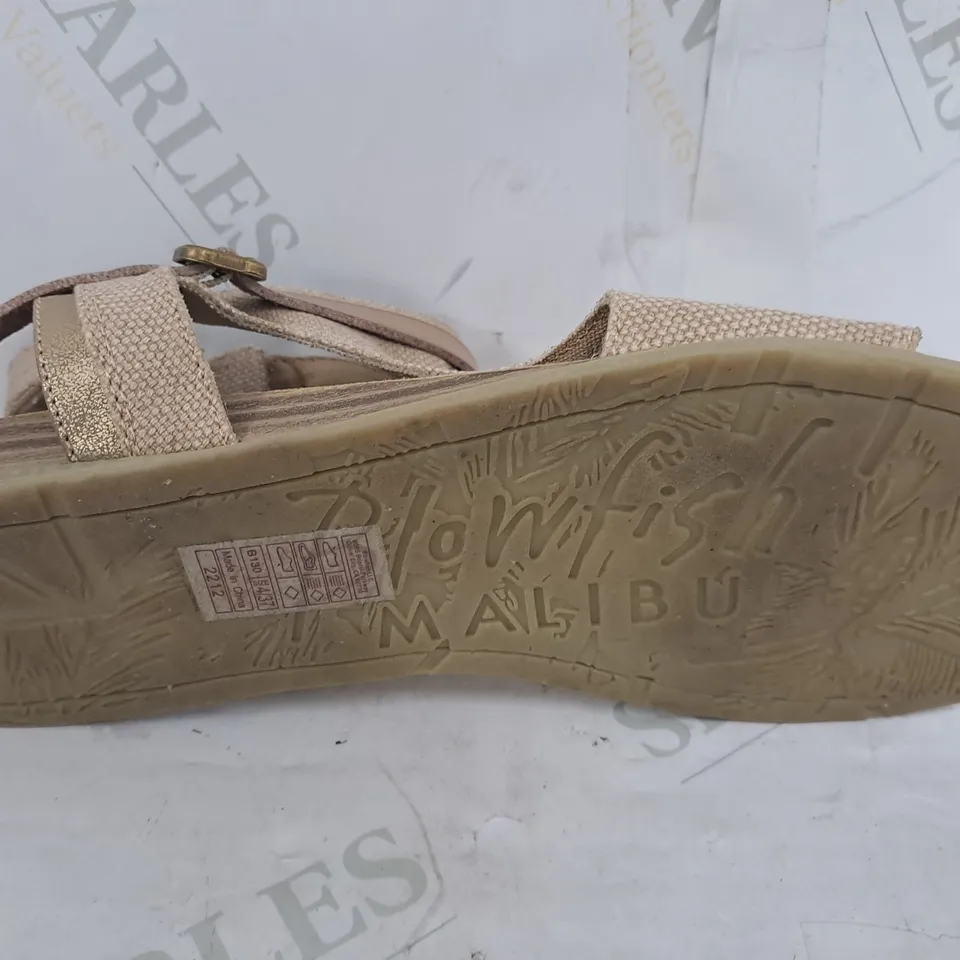 BLOWFISH MALIBU BURNSIDE FLAT SANDALS IN CASHEW - SIZE 4