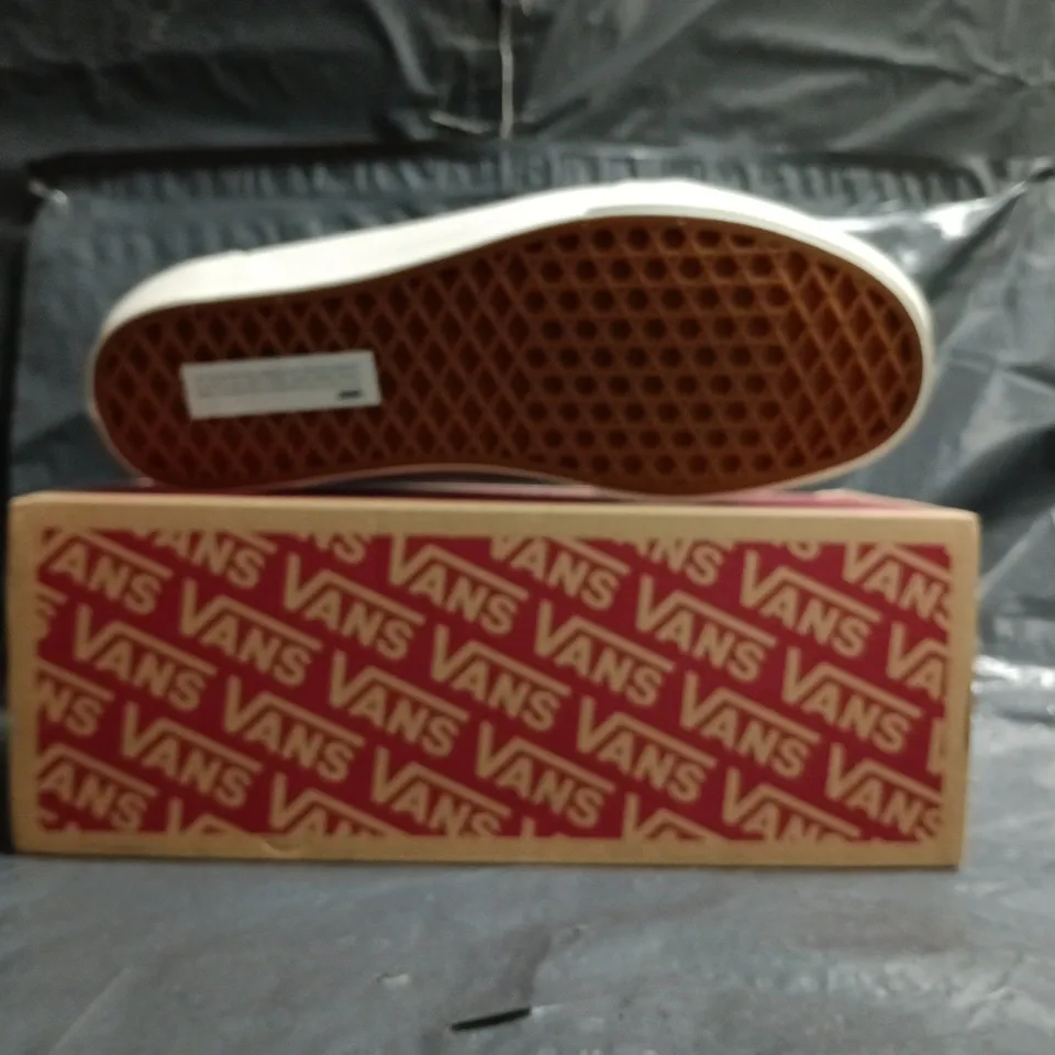 BOXED PAIR OF VANS SHOES IN BLACK SIZE UK 8