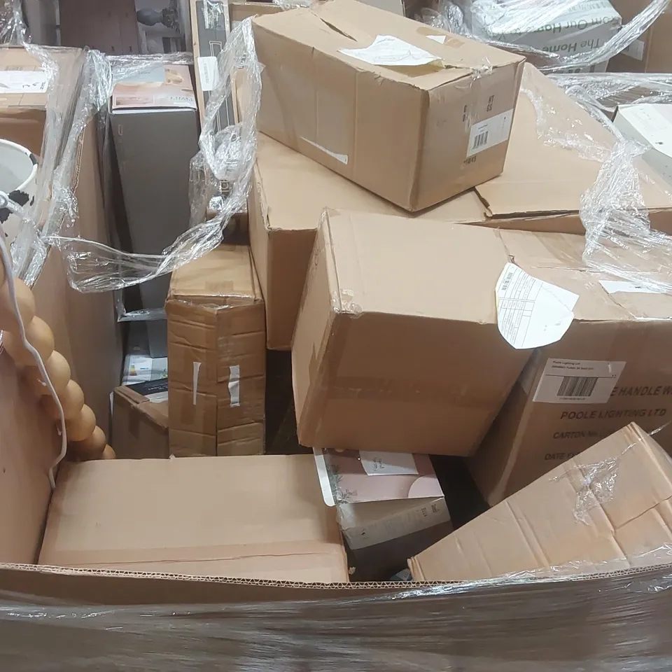 PALLET TO CONTAIN A VERY LARGE QUANTITY OF DESIGNER INDOOR LIGHTING PRODUCTS TO INCLUDE: CEILING LIGHTS, WALL LIGHT, FLOOR LAMP ECT