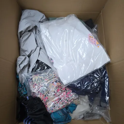APPROX 20 ASSORTED CLOTHING ITEMS TO INCLUDE T-SHIRTS, DRESSES, SHORTS ETC