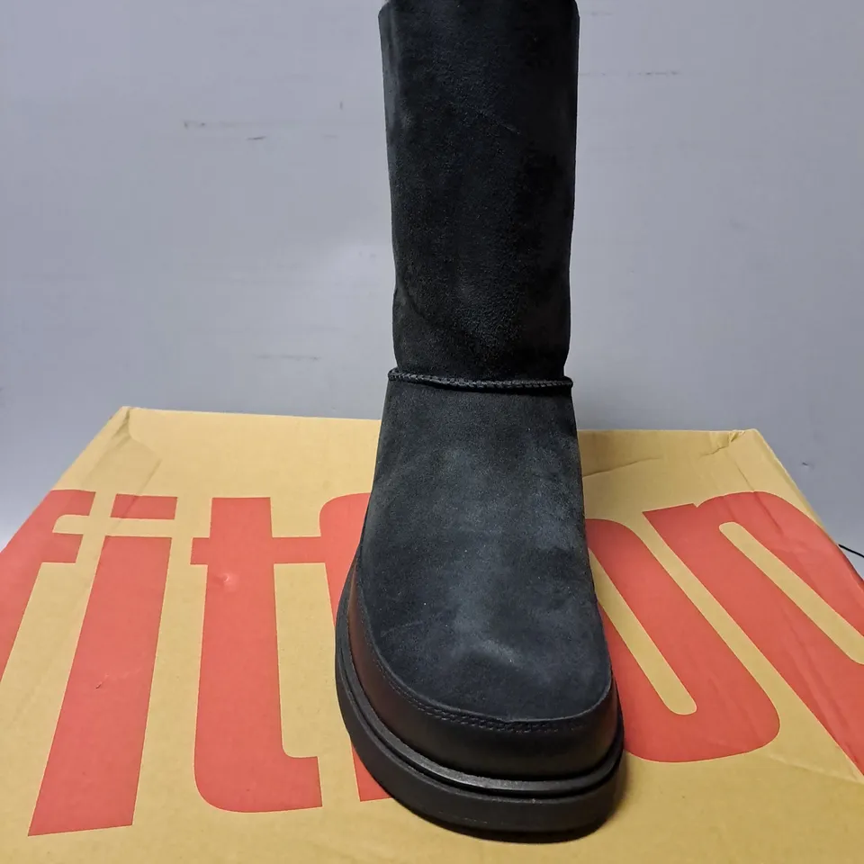 BOXED FITFLOP SHORT DOUBLE FACED SHEARLING BOOTS IN BLACK -UK 5.5