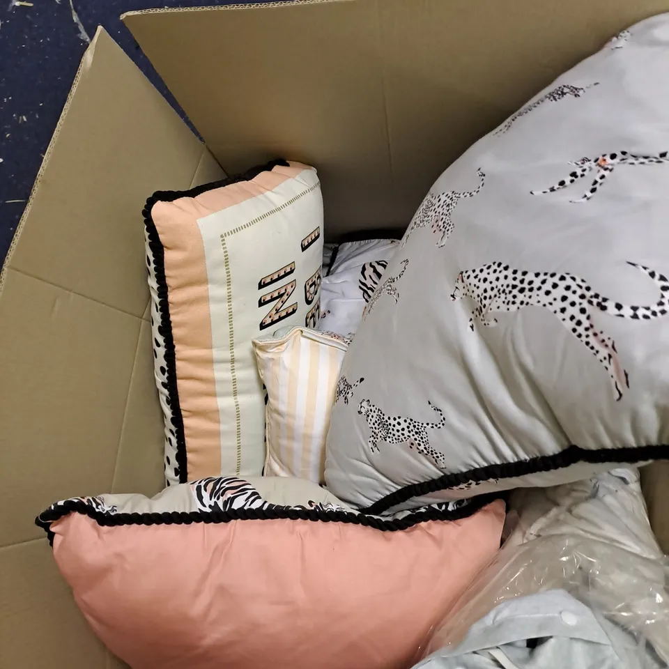 BOX OF ASSORTED ITEMS TO INCLUDE PILLOWS AND BEDDINGS