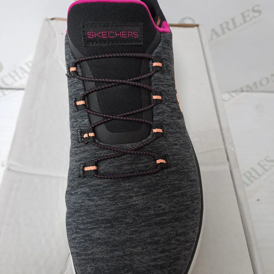 BOXED PAIR OF SKETCHERS SUMMIT SLIP ON TRAINER BLACK SIZE 5