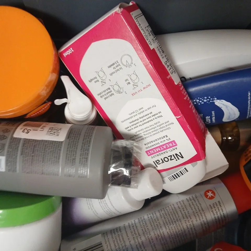 APPROXIMATELY 15 ASSORTED COSMETIC ITEMS INCLUDING VARIOUS MAKES AND BRANDS - COLLECTION ONLY