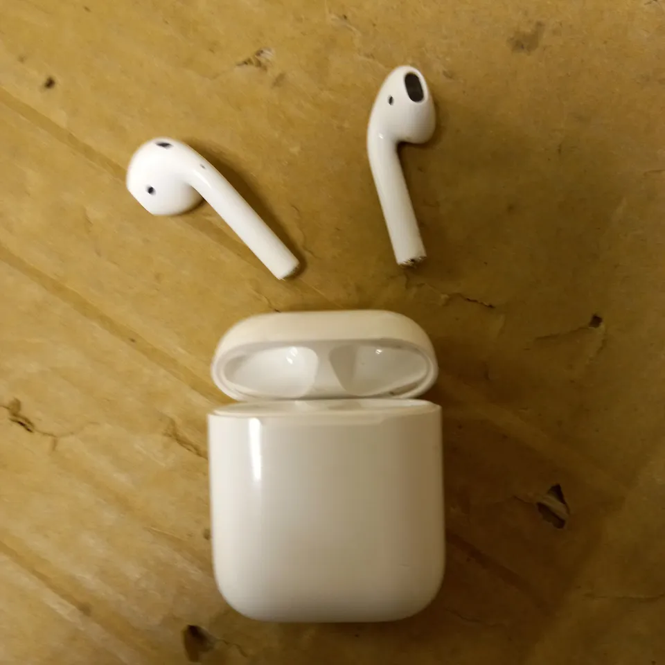 APPLE AIRPODS