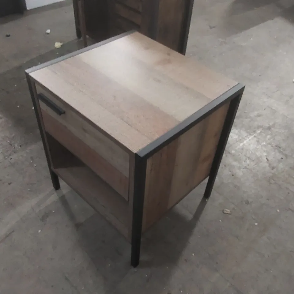 PAVONEA 1-DRAWER BEDSIDE TABLE