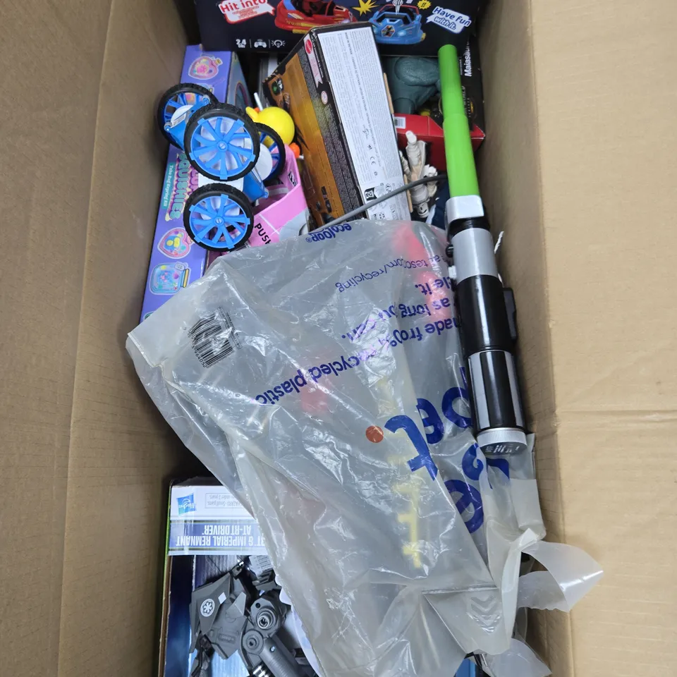 APPROXIMATELY 15 ASSORTED TOYS & GAMES PRODUCTS TO INCLUDE FIGURINES, RC CAR, LIGHTSABER ETC
