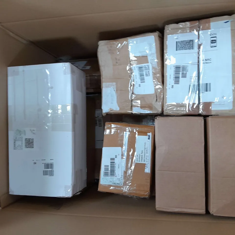 BOX OF APPROXIMATELY 15 ASSORTED ITEMS TO INCLUDE - DESIGNER BAGS, SUNGLASSES, AND COZZEE HOME PILLOWCASES ETC. 