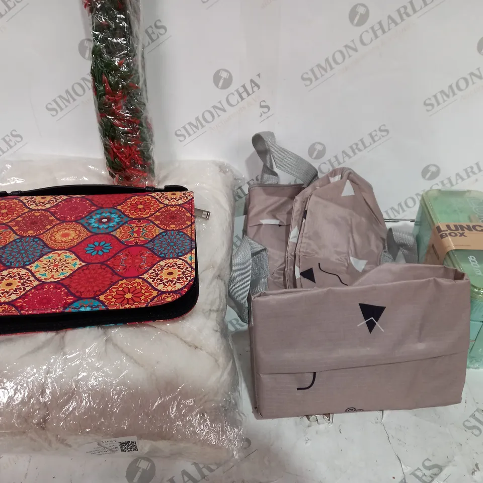 BOX OF ASSORTED ITEMS APPROXIMATELY 10 TO INCLUDE LUNCH BOX, CARRY PURSE, FAUX PLANTS ETC