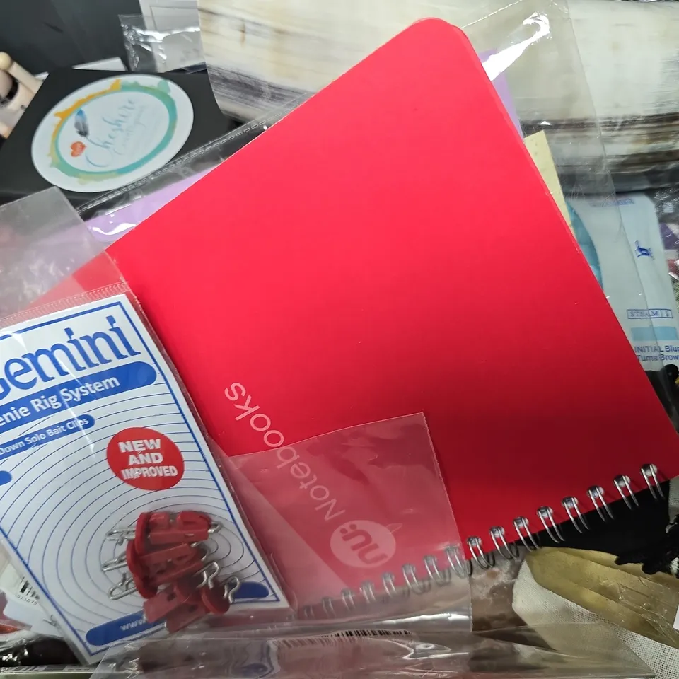 APPROXIMATELY 15 ASSORTED ITEMS TO INCLUDE - OXFORD FRIDGE MAGNET , PLASTIC BLADES , MUM KEYCHAIN ETC