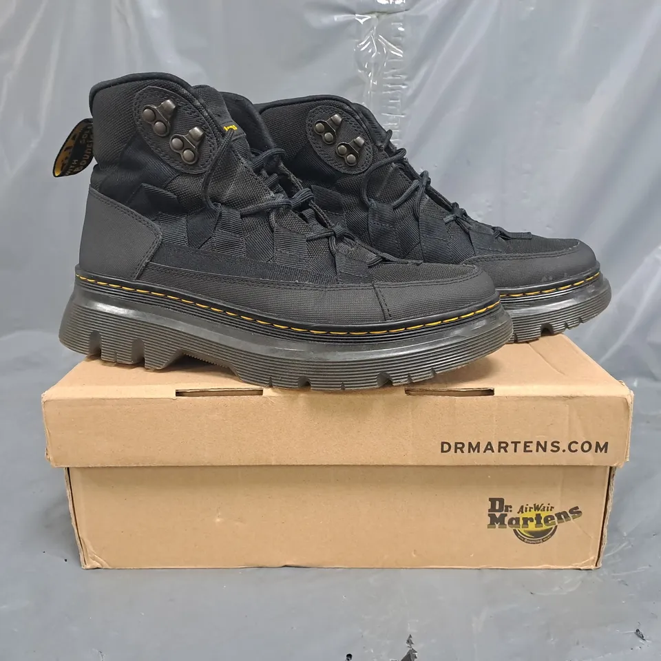 BOXED PAIR OF DR MARTENS BOURY BOOTS IN BLACK SIZE UK 7