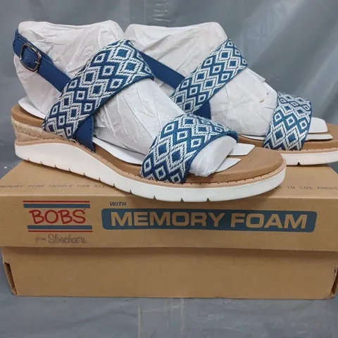 BOXED PAIR OF SKECHERS BEACH SANDALS IN NAVY SIZE 6