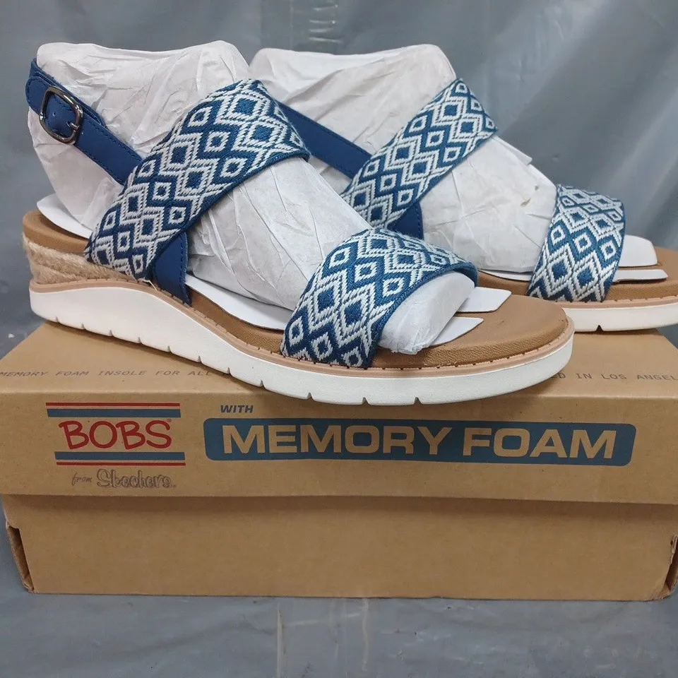 BOXED PAIR OF SKECHERS BEACH SANDALS IN NAVY SIZE 6