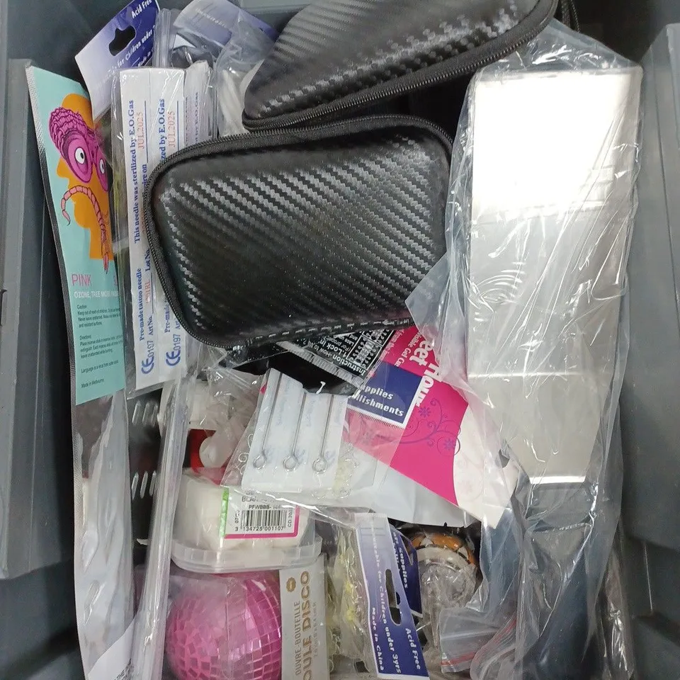 BOX OF APPROXIMATELY 20 ASSORTED HOUSEHOLD ITEMS TO INCLUDE SQUIRE PADLOCK, ABUS DISKUS, SALTS FLANGE EXTENDERS, ETC