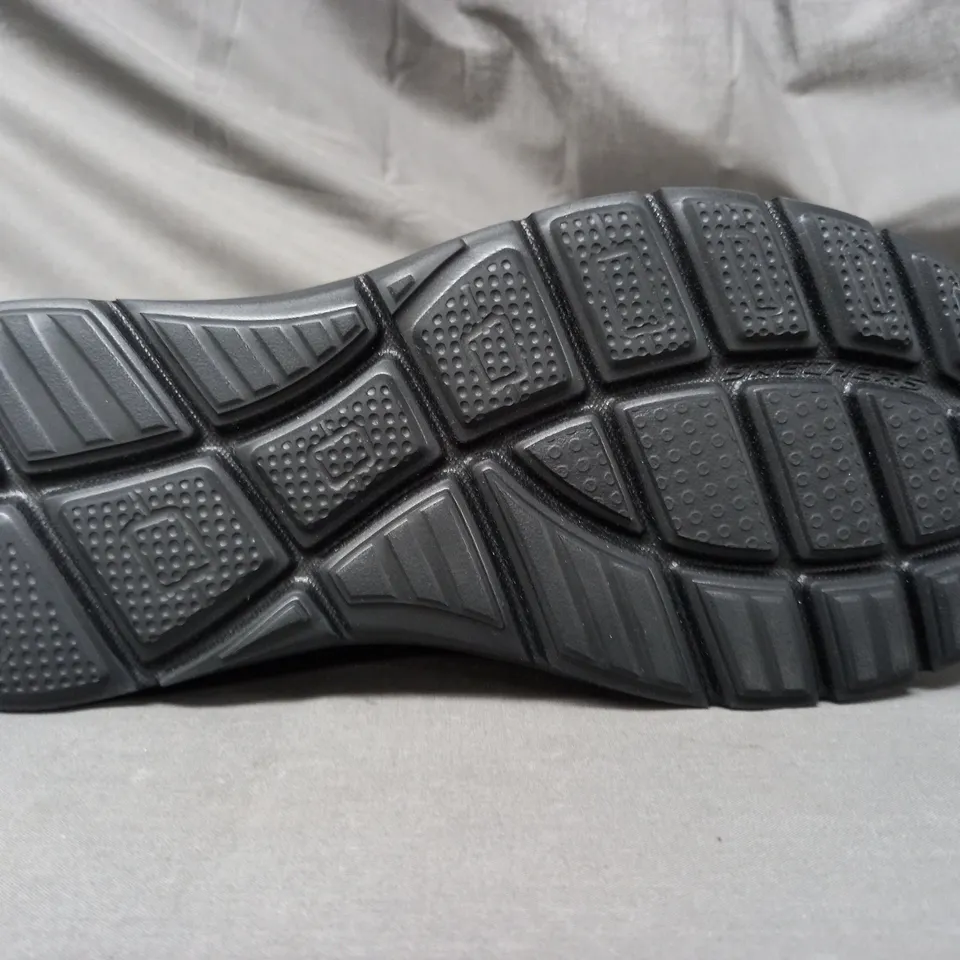 BOXED PAIR OF SKECHERS TRAINERS IN BLACK SIZE 10