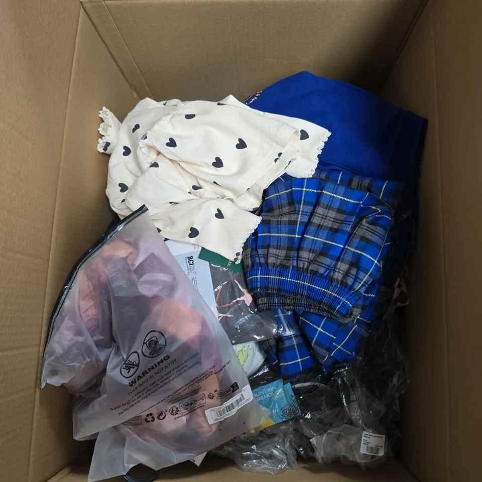 BOX OF APPROXIMATELY 30 ASSORTED KIDS CLOTHING ITEMS TO INCUDE - DRESS, BAG, SKIRT, ETC